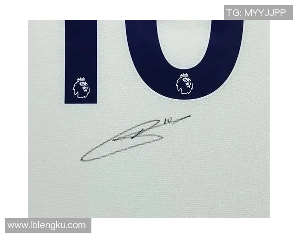 足球明星签名开袋图片展示独特魅力与珍贵回忆的完美结合 足球明星签名开袋图片展示独特魅力与珍贵回忆的完美结合