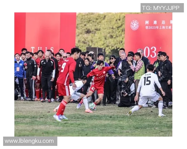 世界足球明星同框合影高清大赏展现球场传奇与友谊的瞬间