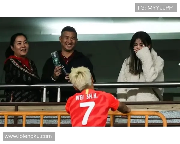 姐弟恋中的足球明星如何打破年龄界限与爱情的界定