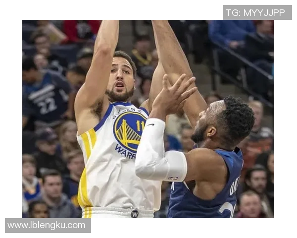 勇士与雷霆激战正酣1月19日精彩对决引发球迷热议 勇士与雷霆激战正酣1月19日精彩对决引发球迷热议