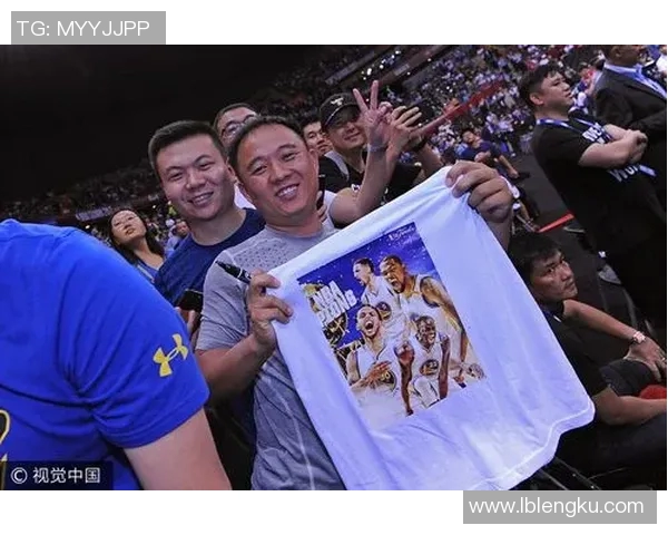 中国足球明星街头互动视频引发热议球迷热情高涨展现亲民形象